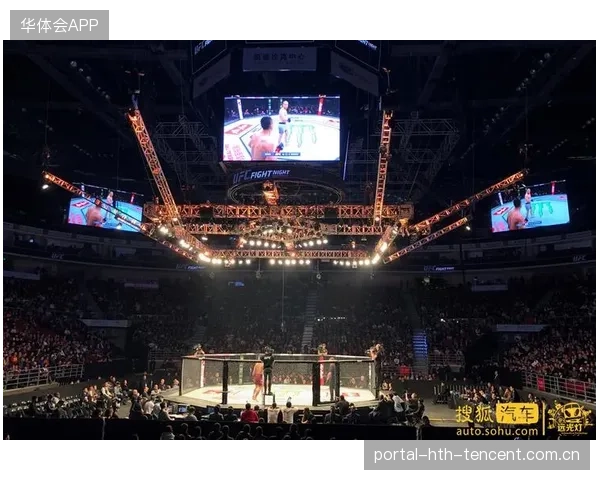 UFC开场飞膝命中，引爆尖叫——激情瞬间点燃格斗迷的心